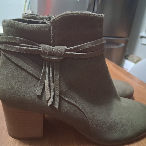 violet &red Shoes - Elegant Olive Suede Ankle Booties